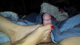 Ehefrau Footjob mit roten Nägeln snapshot 1