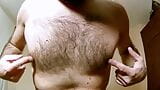 Earl muestra su cuerpo muy peludo snapshot 2