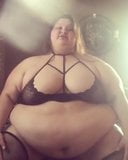 Sbbw madura provoca sua barriga enorme em vestido preto sexy snapshot 3