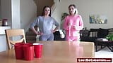 Strip-pong mit dem verlierer, der die muschi des gewinners leckt snapshot 5