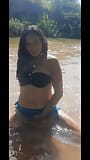 Mexicaans jong meisje dat voor het eerst dubbele penetratie oefent in de rivier snapshot 6