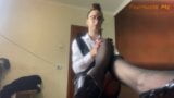 Professora brincando com suas pernas e pés em meia-calça preta snapshot 9