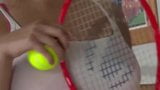 Rondborstige euro mollig trekt zichzelf af met een tennisracket snapshot 2