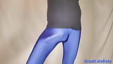 Chico con gran polla en leggings de spandex brillantes snapshot 1