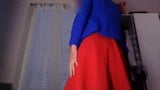 Jonge amateur -travestiet in een rode jurk en een blauwe blazer snapshot 5