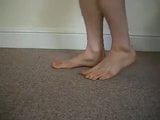 熟女展示她性感的长脚和多汁的脚趾 snapshot 1