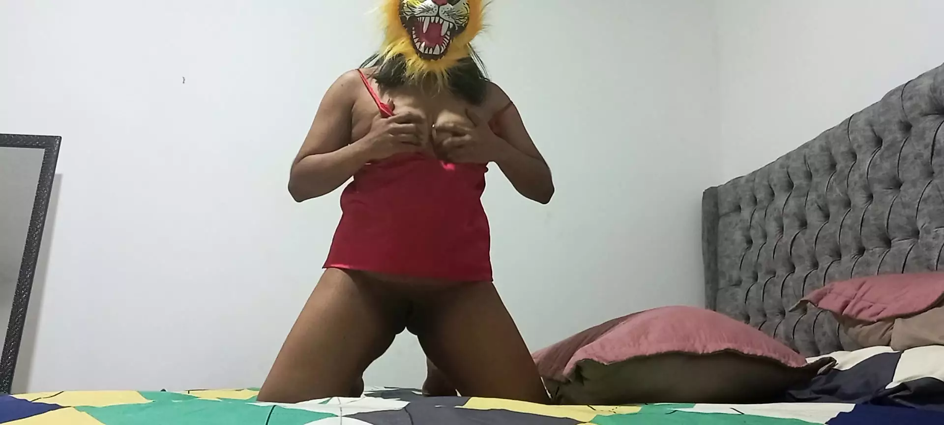 A BEAUTIFUL TIGRESS DOES AN EROTIC DANCE WITH MASTURBATION FOR HER FANS YOU CAN'T MISS IT..