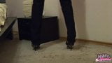 J'ai besoin d'un peu d'aide pour enfiler mon nouveau jean moulant snapshot 6