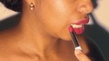 Negrita de labios sexy jugando con su lápiz labial rojo en primer plano snapshot 13