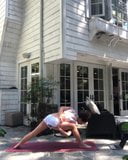 Kate Beckinsale doet yoga buitenshuis snapshot 6