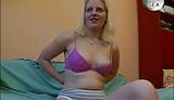 Deutsche retro pornos! Mal bei der Nachbarin geklingelt! Geile milf wil ficken! snapshot 11