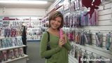 Hete amateur speelt graag met haar roze dildo snapshot 3