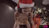 Bratty sœur - bite dans une boîte cadeau de Noël par son demi-frère pervers snapshot 4