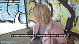Agente pubblico - un'adolescente bionda dai capelli corti con un corpo morbido naturale viene raccolta come autobus e scopata in un seminterrato snapshot 2