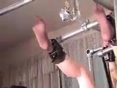 2 femdoms chatouillent la fille attachée