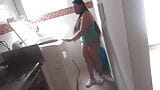 キッチンで巨大なマンコを披露する淫乱女の義理の妹 snapshot 12