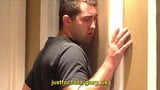 Chico lindo visita el gloryhole con primer plano de la cara snapshot 3