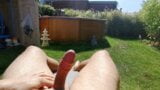 Duitse man geniet van de zon aan het zwembad pov snapshot 3