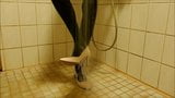 Çıplak stiletto yüksek topuklu ve külotlu çorap duş snapshot 10