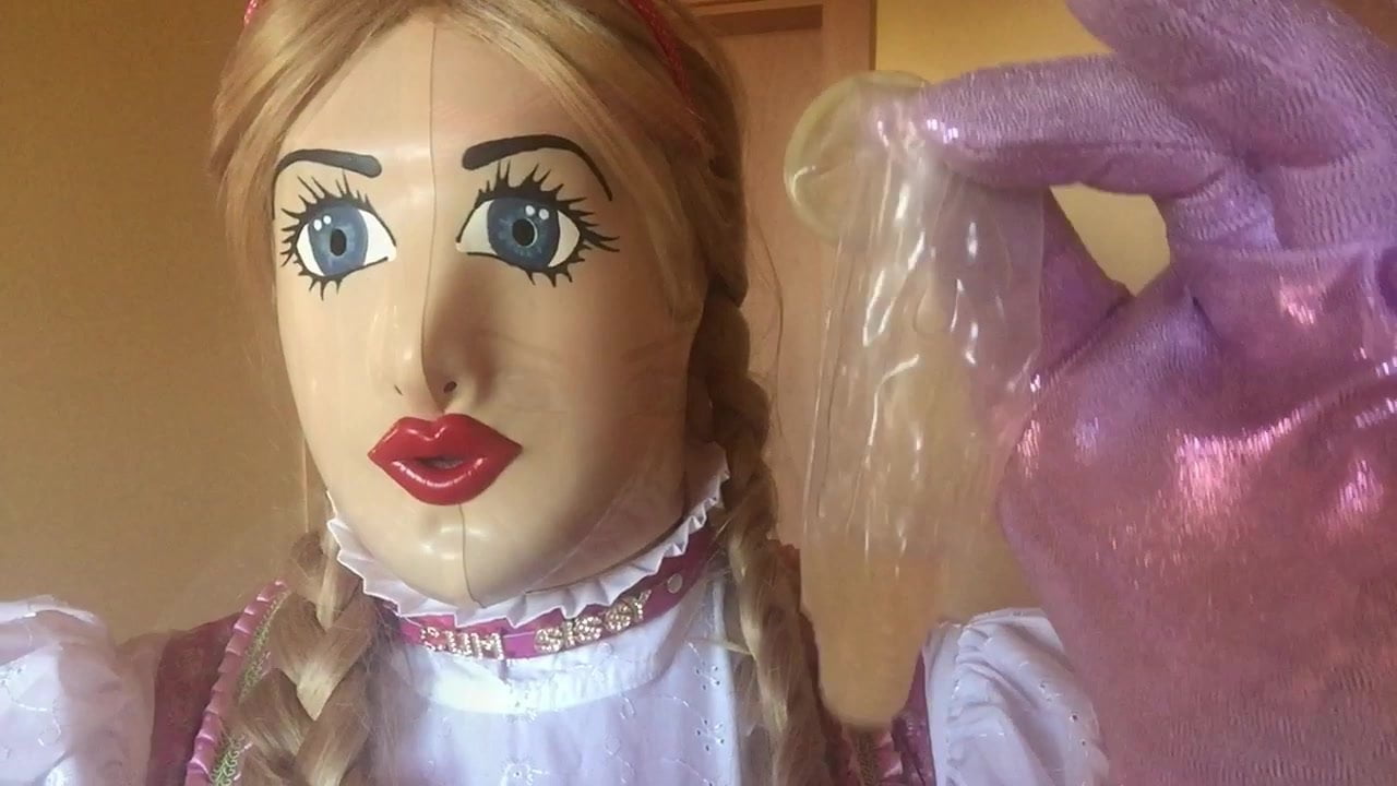 Shemale Dirndl menghisap air mani keluar dari kondom