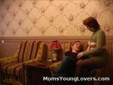 Cette mamie rousse adore les jeunes bites snapshot 2