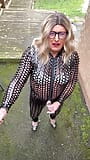 Аматорський трансвестит kellycd2022, сексуальна матуся мастурбує на вулиці в комбінезоні з ПВХ, великий камшот на підборах, мамка snapshot 5