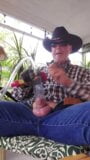 Cowboy -vader pompt pik en knijpt zittend op de achterportiek snapshot 4