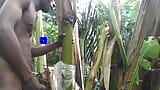 Hombre todo solo en el bosque y hacer que el plátano sea esposa y follar en él snapshot 1