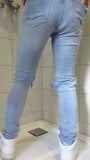 Pisse et branlette dans mon jean moulant et mes chaussures Nike snapshot 1