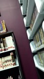 Muda berusia 18 tahun di perpustakaan snapshot 14