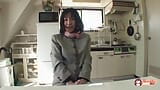 Makiko Nakane spreidt haar benen om haar poesje te laten zien gevuld met sperma na harde seks snapshot 1
