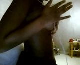 Quente menina negra adora provocar na webcam snapshot 13