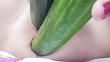 Doppelpenetration mit Zucchini und Gurke mit Squirt snapshot 15