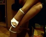 Hausfrau neckt in Nylons und High Heels snapshot 2