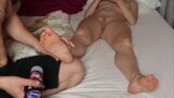 Massage des pieds pour une fille nue à la chatte rasée. snapshot 1