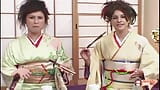 Дві американські дівчини люблять косплей і приймати кремпаї від збуджених японських хлопців snapshot 4