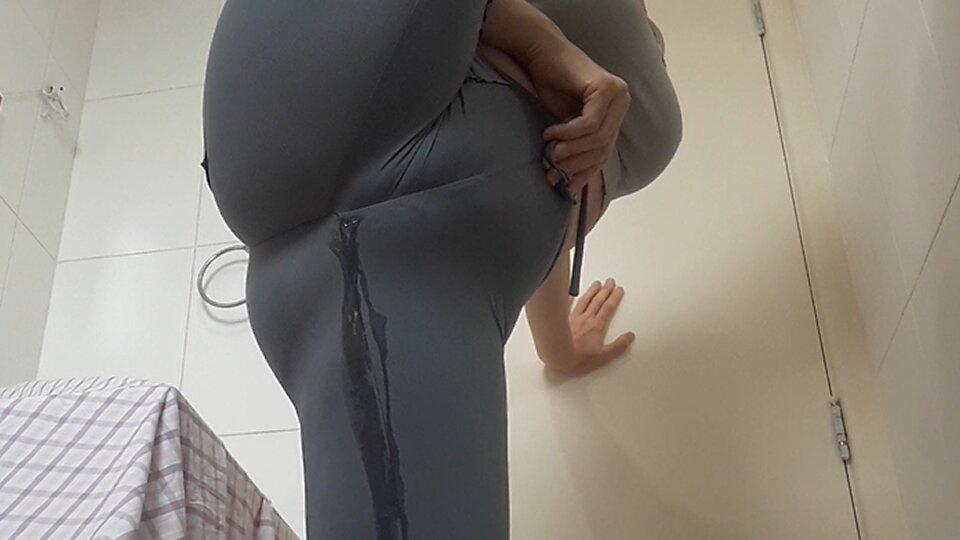 Young wet cameltoe yoga pants 
