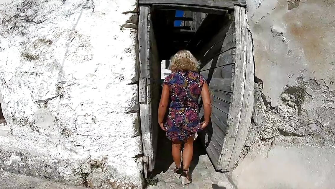 Lady Fetish outdoor exhibitionist