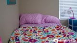 ベッドの上でオナニーしながら撮影されるセクシーな女の子 snapshot 2