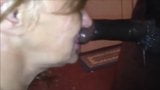 Une mamie édentée suce une grosse bite noire et se fait éjaculer dans la bouche snapshot 16