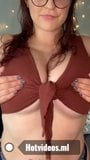 Belleza italiana y tetona tati xo mostrando sus grandes tetas naturales snapshot 1