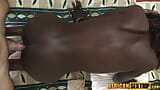 O africană slabă cu piele închisă la culoare suge o pulă albă și are pizda ei neagră strâmtă întinsă snapshot 4