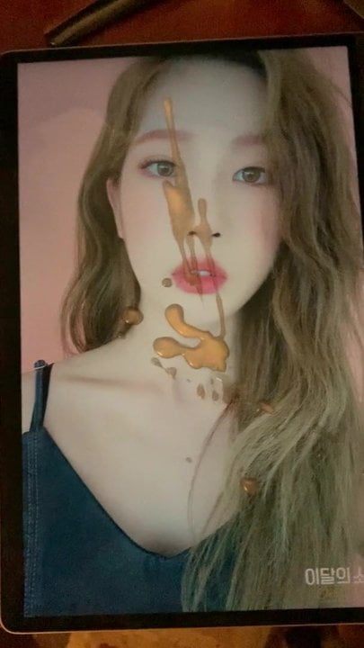 Loona Kim lip tribut de spermă