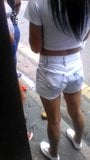 Magrinha de Shorts No Ponto de Onibus snapshot 3