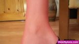 Euro bellezza Alice ha gambe super e collant di nylon rosso caldo snapshot 13