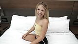 18 -jarige blondine schittert in haar eerste neukvideo snapshot 3