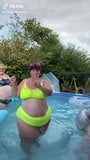 Ssbbw im Pool, lustig snapshot 2