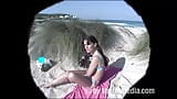 Une fille en bikini montre sa peau nue snapshot 20