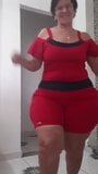 Madura de vestido vermelho rebolando o bunda grande snapshot 1