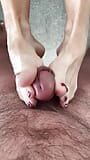 पत्नी के पैरों पर वीर्य snapshot 2